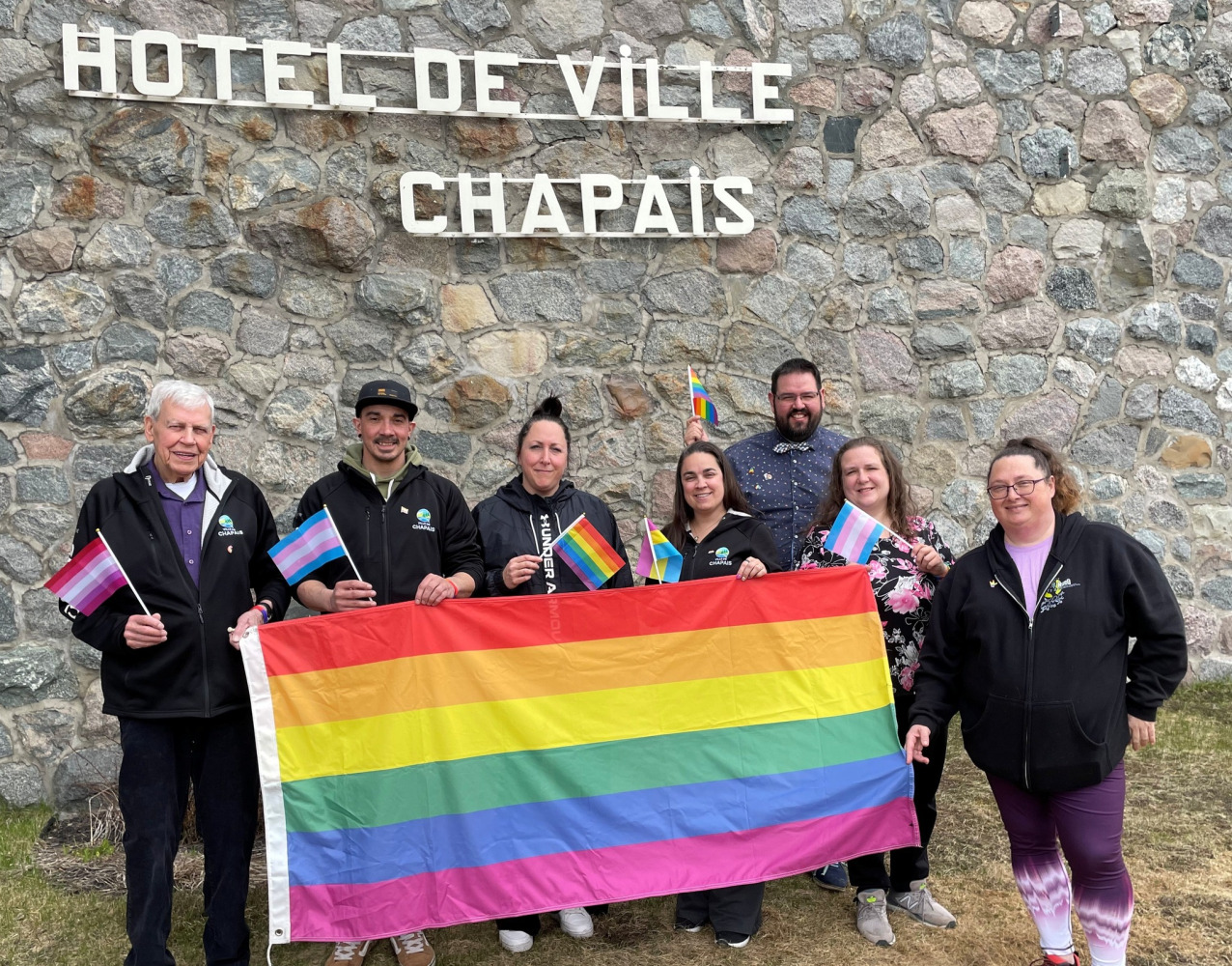 Journée internationale contre l'homophobie et la transphobie - Levée du drapeau à Chapais